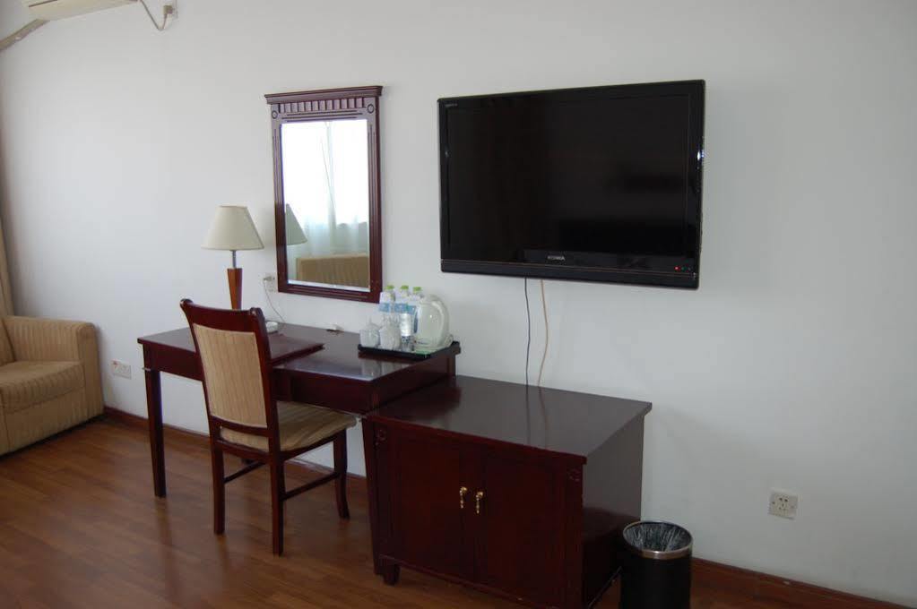 Lakeside Holiday Inn Шанхай Экстерьер фото